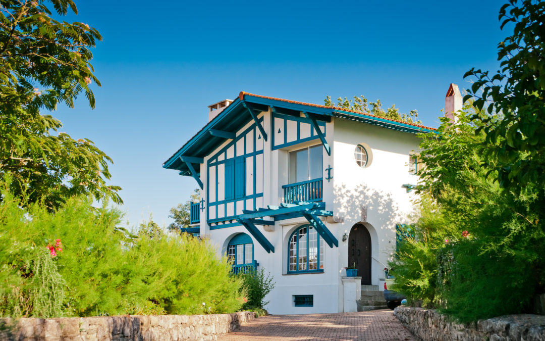 Estimer son bien au Pays Basque : comment faire et comment choisir la bonne agence immobilière ?